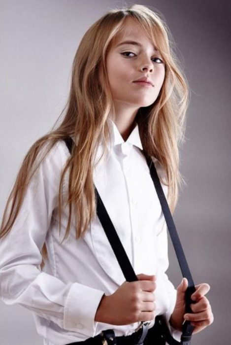 Kristina Pimenova con tirantes negros. 