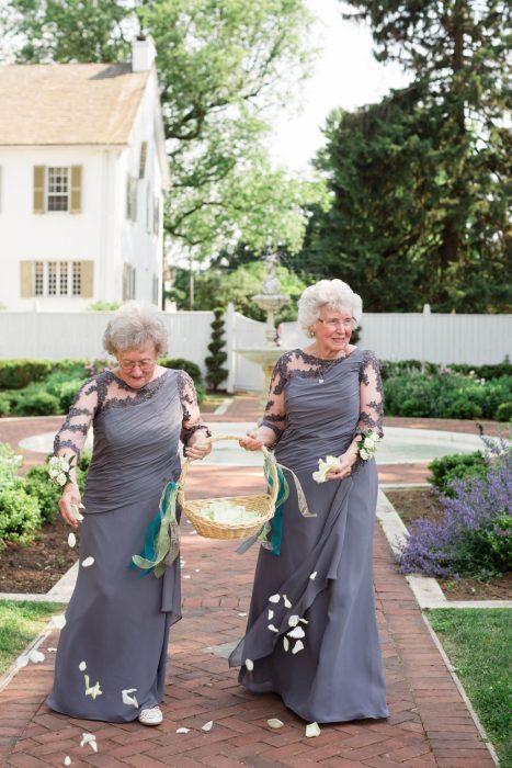 Abuelas siendo las niñas de los pétalos en una boda 