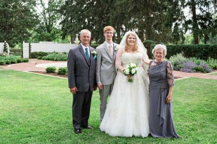 El novio y la novia con sus abuelos 