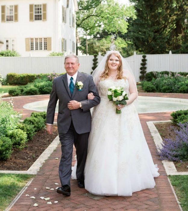 Novia y su abuelo caminando hacia el altar 