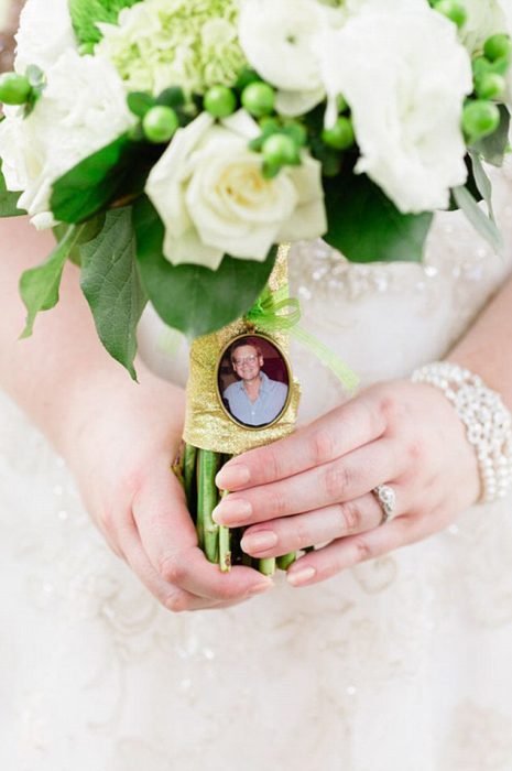 Ramo de rosas de novia con la foto de su padre 