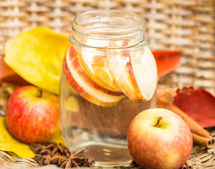 Agua de manzana servida en un recipiente