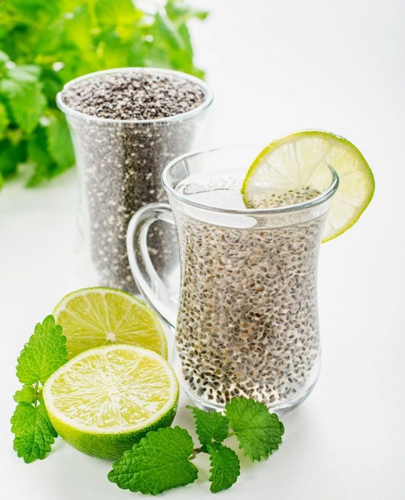 Vasos con agua de chia y limón 