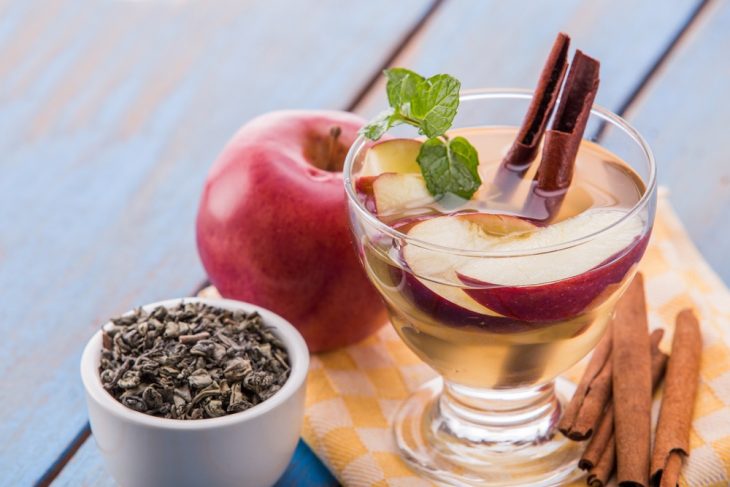 Agua de manzana con canela y un toque de menta 