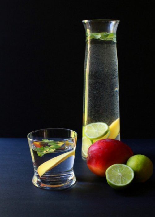 Agua de mango, lima y cilantro servida en una jarra 