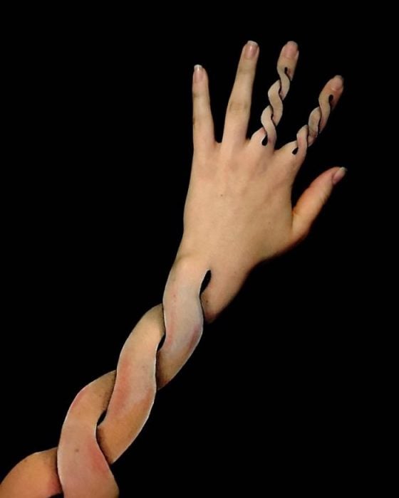 Chica que crea ilusiones ópticas en su mano, con su mano y sus dedos dibujados como resortes