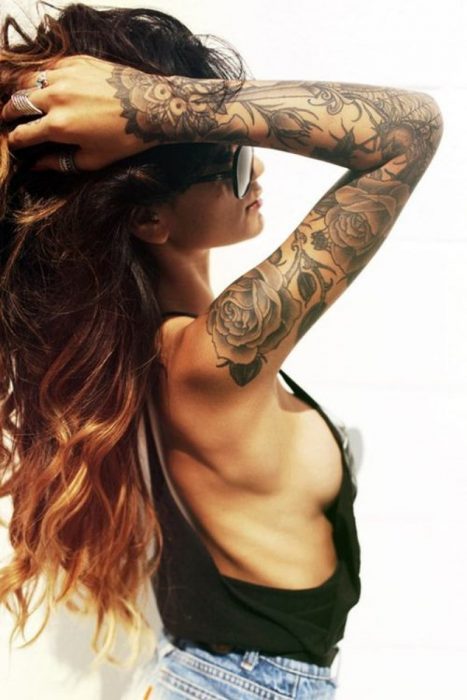 Chica con el brazo tatuado 