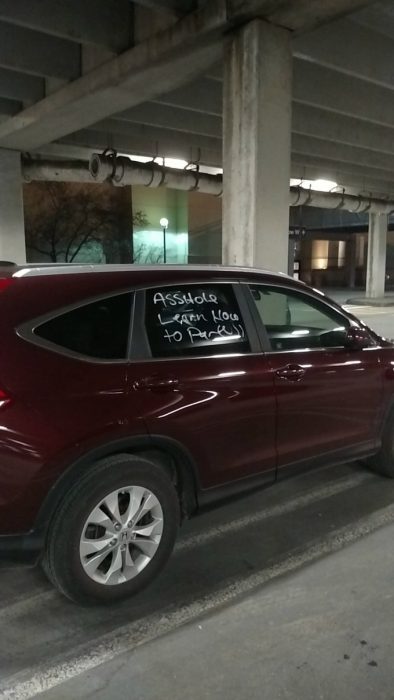 Mensaje en la ventanilla para una camioneta que se estaciono de mala forma 