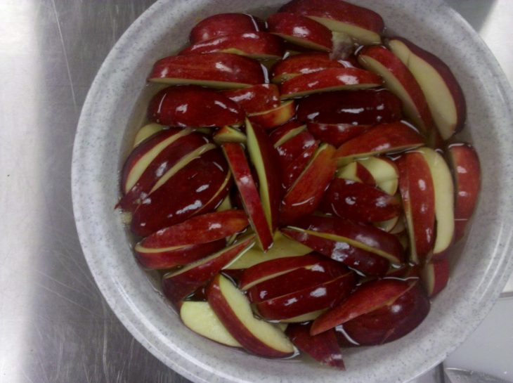 Manzanas remojadas en Ginger ale para mantener la frescura 