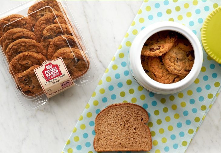 Conservar las galletas frescas con una rebanada de pan 