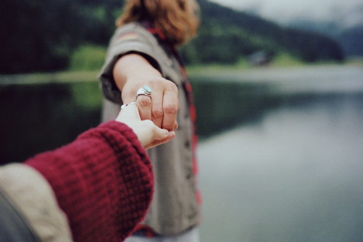 Pareja tomada de la mano 