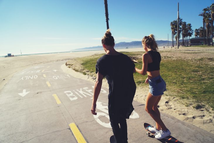 Pareja en una patineta 