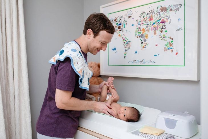 Mark zuckerberg cambiando los pañales de su bebé 