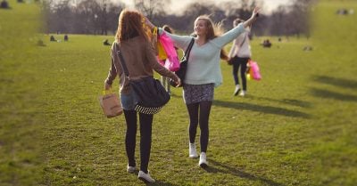 15 Cosas que sólo las chicas que tienen una amiga a la distancia entenderán