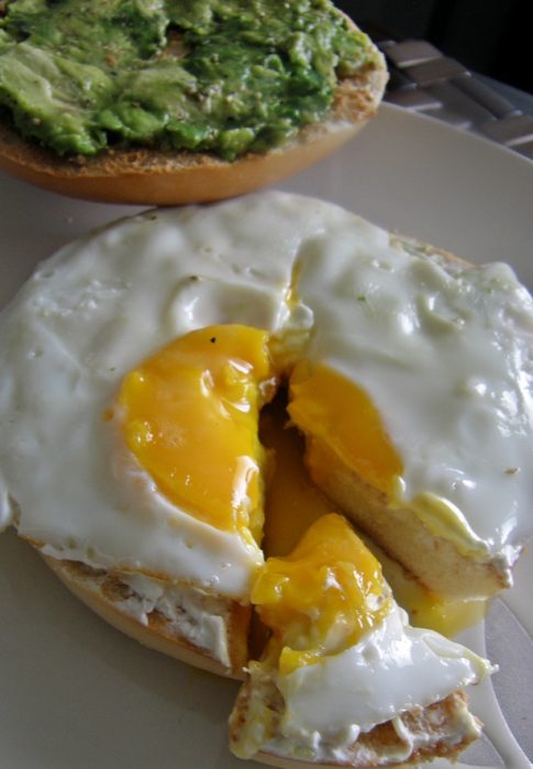 Bagel con huevo y aguacate. 