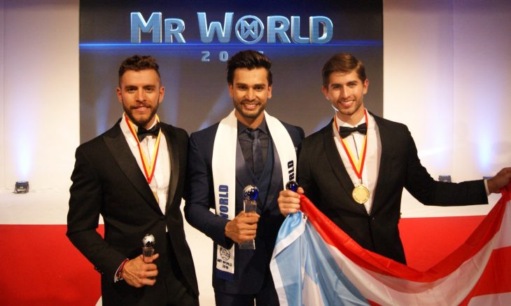 Rohit Khandelwal nuevo Mr. World junto a los otros dos finalistas del concurso de belleza masculina 