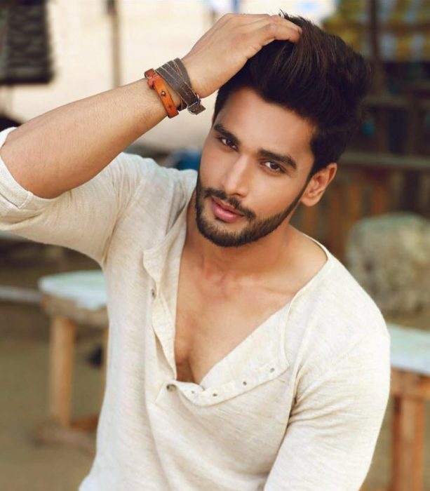 Rohit Khandelwal de la India ganador del concurso Mr. World 2016 posando en una sesión fotográfica 