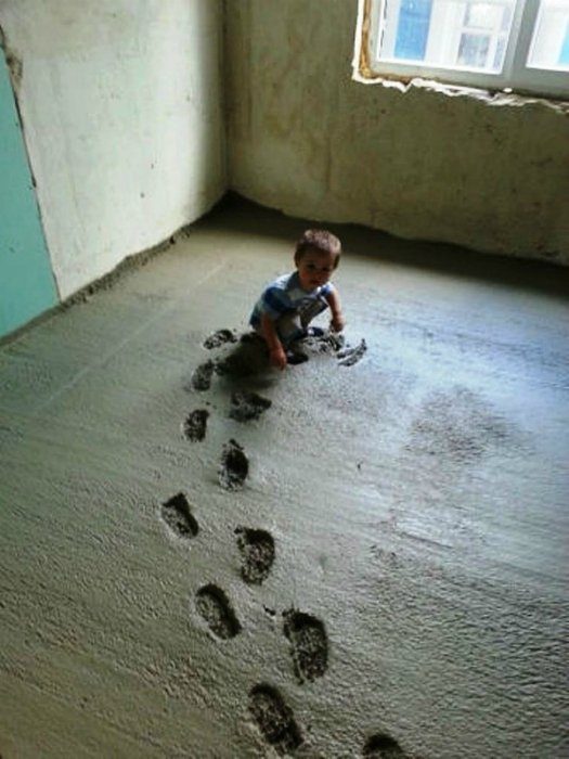 Niño arruinando una construcción cuando gateaba 