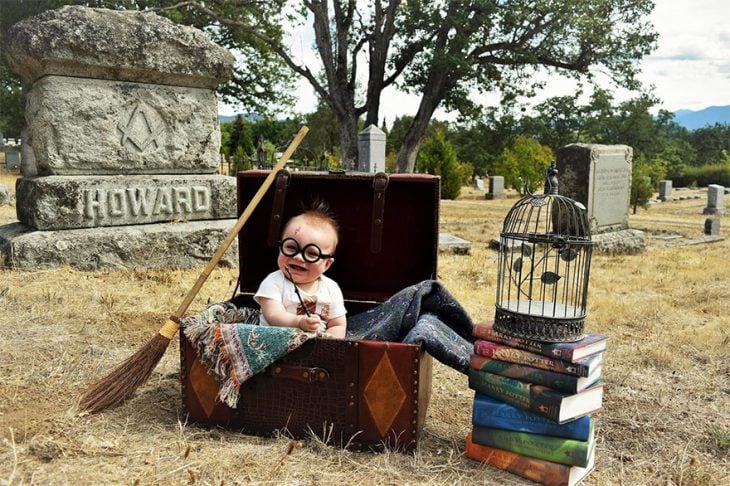 bebé disfrazado de Harry Potter en cementerio