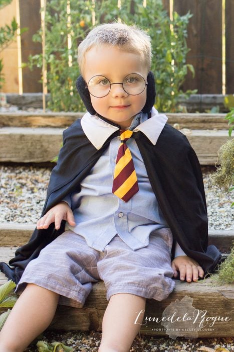 niño pequeño disfrazado de Harry Potter