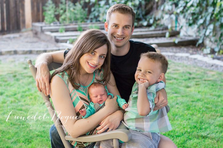 pareja con bebés posan para fotografía