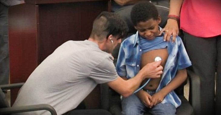 El emotivo momento en el que un padre escucha en otro niño el corazón que su hija donó