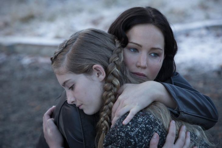 Escena de la película los juegos del hambre. Katniss abrazando a su hermana 