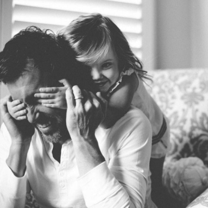 Foto en blanco y negro niña abrazando a su papá 