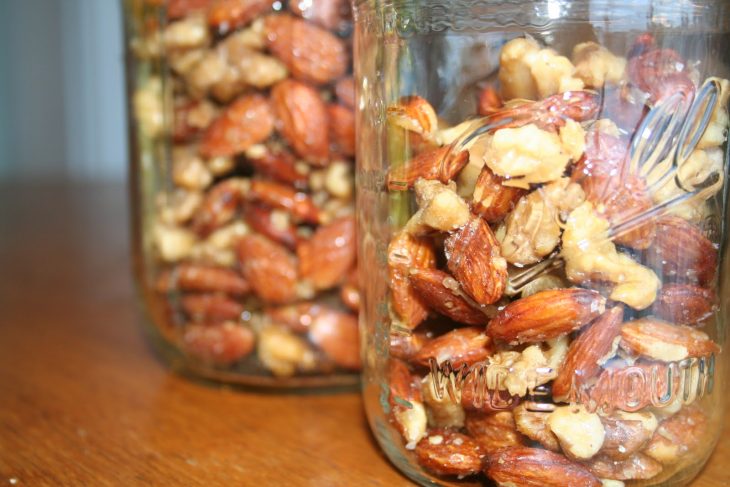 frascos con almendras y nueces 