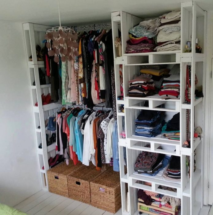 Closet para organizar la ropa creado con palets y pintados de color blanco 