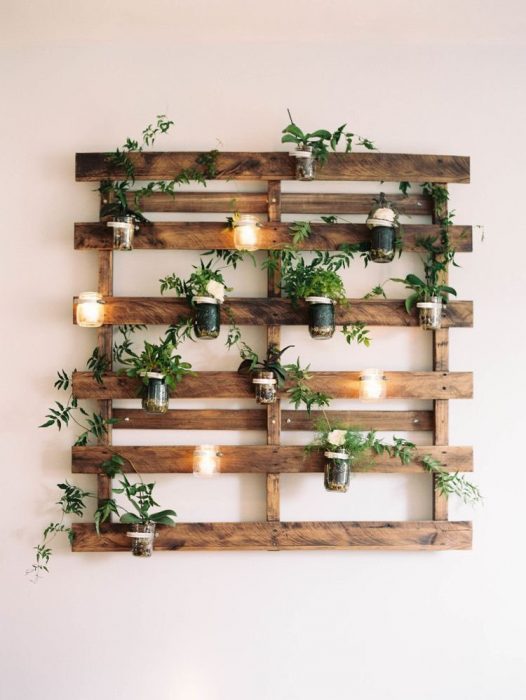 Pallets usado para colgar plantas y velas 