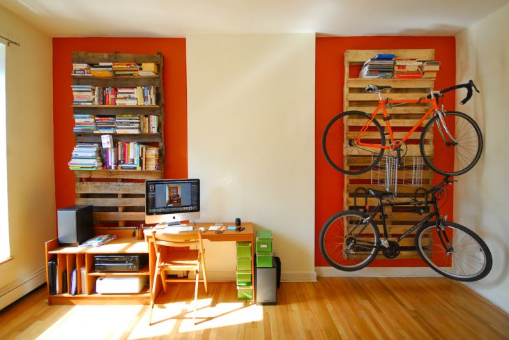 Organizador de libros y bicicletas creada con palets 