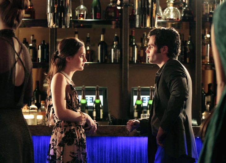 Escena de la serie gossip girls. Blair y dan conversando en la barra de un bar 