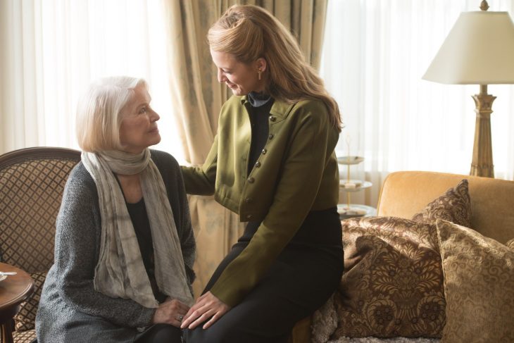 mujer anciana y mujer rubia al lado de ella 