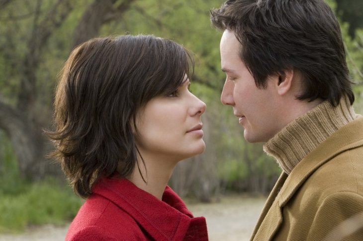 mujer cabello corto en frente de hombre mirando seriamente 