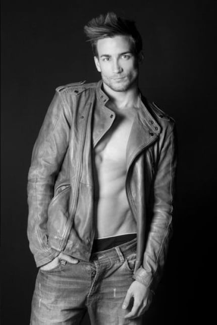 Ginecólogo Manuel Rico posando con posando para una sesión de fotos