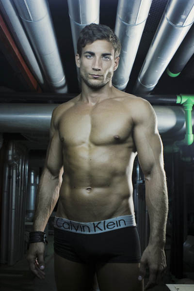 Ginecólogo Manuel Rico posando con unos boxer de calvin klein