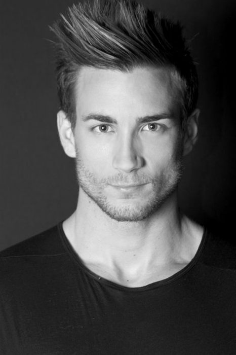 Ginecólogo Manuel Rico posando para una sesión de fotos