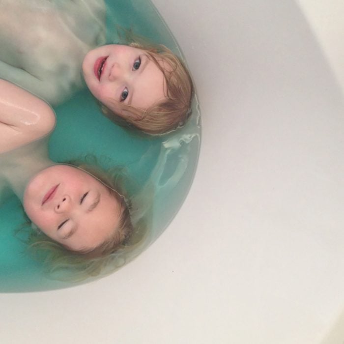 dos niñas rubias en la bañera 