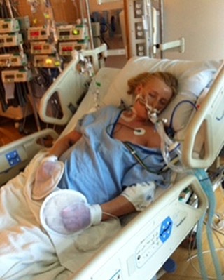 Modelo Lauren Wasser recostada en la cama de un hospital 