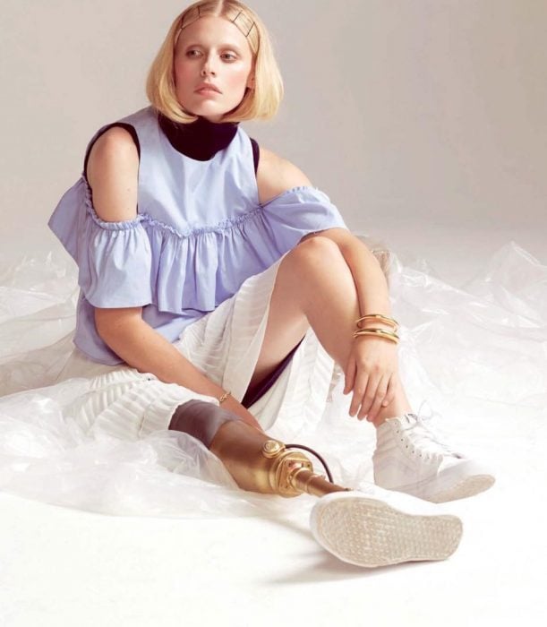 Modelo Lauren Wasser que perdió la pierna a causa de un tampón sentada en el suelo posando para una fotografía 