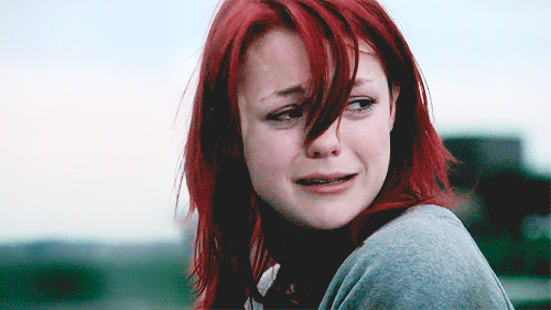 GIF chica cabello rojo llorando 