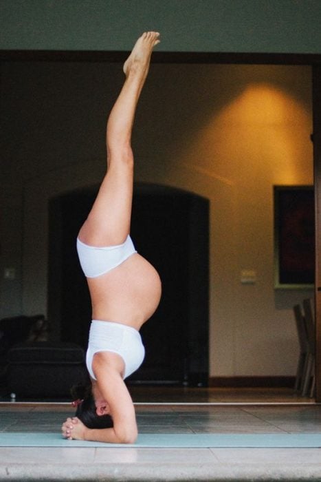 Mujer embarazada practicando yoga
