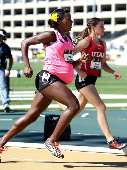 Atleta embarazada corriendo en una competencia 