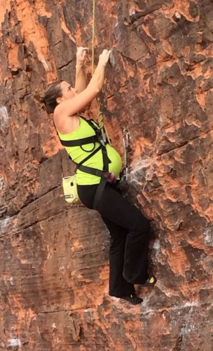 Mujer embarazada escalando montañas