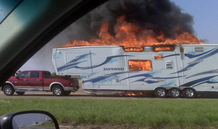 trailer y camioneta en carretera mientras esta en llamas 