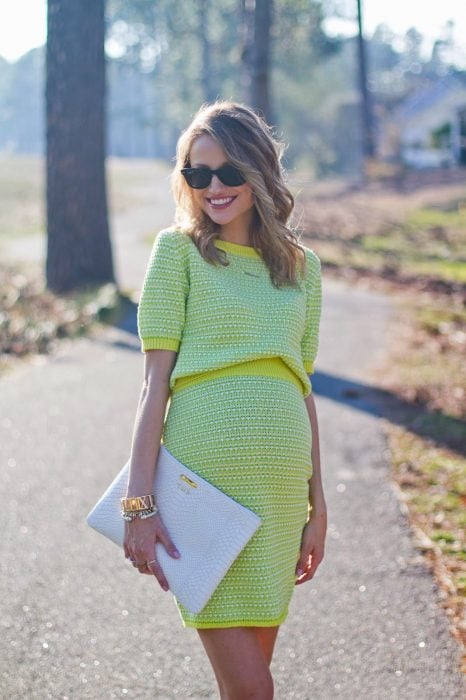 Chica embarazada usando un vestido color verde fosforescente 