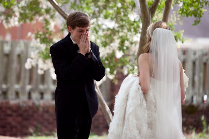 Chico llorando al ver por primera vez a su novia el día de la boda