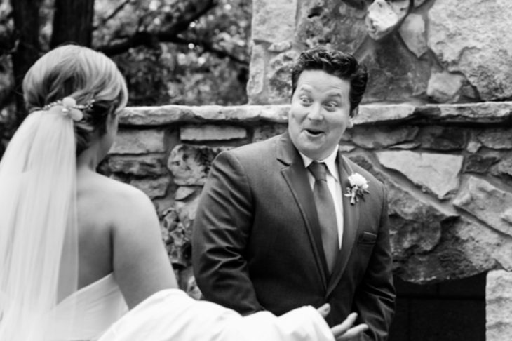 Novio con cara de sorprendido al ver a su novia el día de su boda 