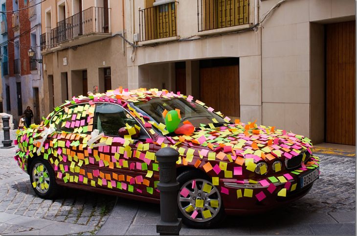 Coche lleno de post its 